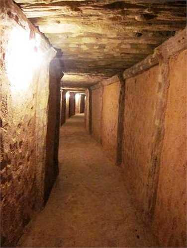 Đây là công trình lớn nhất ở Sở chỉ huy do Trung đội Công binh của đồng chí Đỗ Hải thực hiện và hoàn thành trong 28 ngày đêm liên tục. Đường hầm được đưa vào sử dụng từ ngày 15/4/1954 (giữa đợt tấn công thứ 2 ở Điện Biên Phủ). Ảnh: TT 