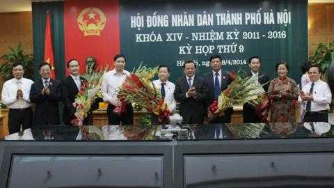 Lãnh đạo Hà Nội chúc mừng các tân phó chủ tịch. Ảnh: Hanoi Portal.