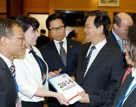 Thủ tướng trò chuyện với doanh nghiệp Việt Nam và nước ngoài bên lề hội nghị "Thủ tướng với doanh nghiệp năm 2014". Ảnh: VGP