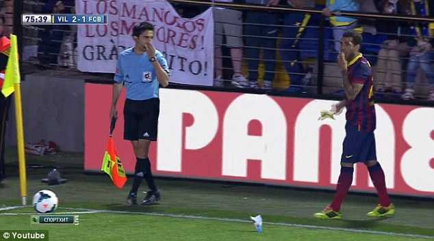 dani alves ăn chuối