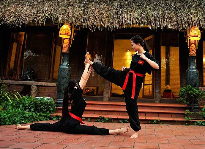 Vẻ bề ngoài xinh xắn dễ thương với mái tóc dài tự nhiên nhưng cặp song sinh này lại có cá tính mạnh mẽ. Hai chị em theo học môn võ cổ truyền từ năm lớp 8. 