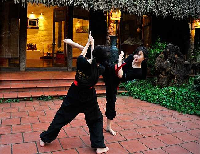 Dù rất bận rộn với việc học tập nhưng Huyền và Trang vẫn duy trì đều đặn việc luyện tập tại võ đường Thanh Phong. Hai chị em đang ở cấp hồng đai. 