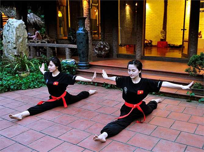 Hai cô gái này đã nhận được bằng khen về công đóng góp cho võ đường nhân dịp kỷ niệm 1000 năm Thăng Long - Hà Nội. 