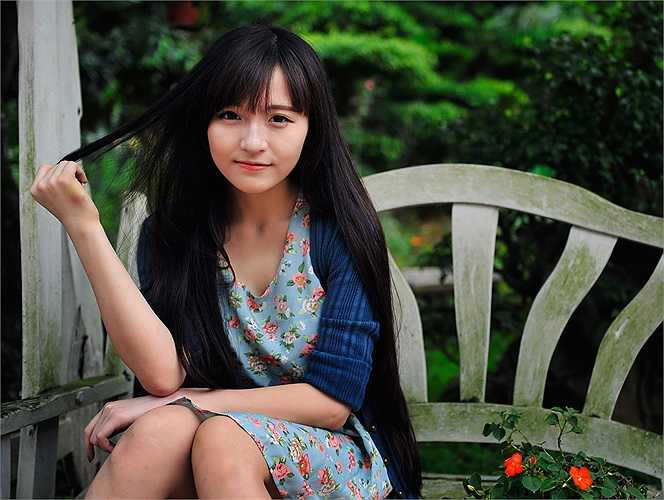 Sinh năm 1996, nhưng hai chị em rất nhí nhảnh và thường xuyên trêu chọc lẫn nhau. Trong các cuộc thi do trường tổ chức, Mỹ Huyền thường vượt qua em để giành giải nhất. Cô chị từng xuất hiện trong quảng cáo sản phẩm của một thương hiệu Hàn Quốc tại Việt Nam. 