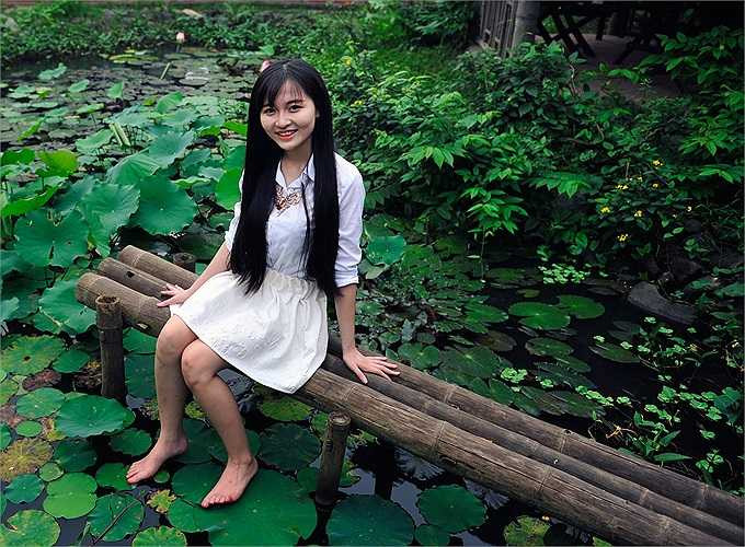 Còn cô em Nguyễn Huyền Trang lại tự nhân mình khá đành hanh và thường xuyên bắt nạt chị. Huyền Trang từng đạt giải 3 trong cuộc thi vẽ tranh về chủ đề 'Hãy chấm dứt lao động trẻ em' do Đại sứ quán Tây Ban Nha và Bộ LĐTBXH tổ chức năm 2011. 