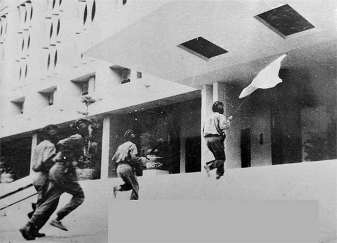 Lá cờ của mặt trận dân tộc giải phóng miền Nam được Trung úy Bùi Quang Thận cắm trên nóc Dinh Độc lập lúc 11h30 ngày 30/4/1975.