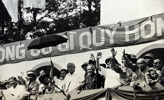 Chủ tịch Tôn Đức Thắng trên lễ đài trong Lễ chào mừng chiến thắng ở Sài Gòn 15/5/1975.