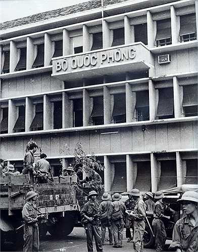 Chiếm trụ sở Biệt khu thủ đô Sài Gòn (30/4/1975).