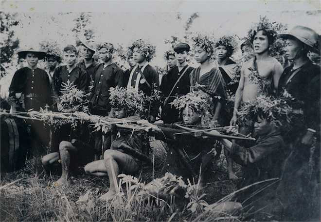 Du kích Tây Nguyên với giáo, mác, cung, nỏ làm kẻ thù khiếp sợ.