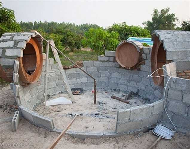 Chất liệu để xây dựng nên ngôi nhà kỳ lạ này là gỗ, gạch nung, gạch mộc, xi măng và đất sét. Chi phí cho phần thô là 6.000 USD, tương đương 120 triệu đồng.