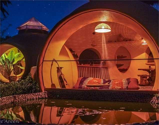 Ông Hajjar Gibran - chủ nhân của thiết kế độc đáo này - còn chi thêm 3.000 USD cho nội thất, sân vườn và hồ.