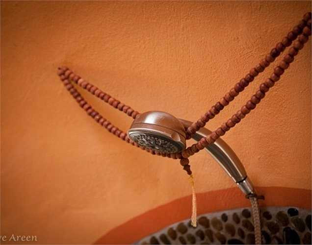 Chỗ treo vòi tắm cũng rất sáng tạo.