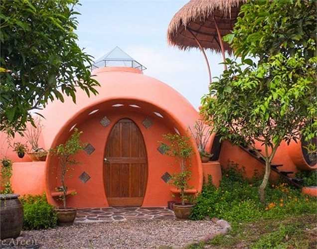 Ngôi nhà có cửa bằng gỗ hình oval và đồ dùng mang nhiều nét truyền thống của người Thái Lan.