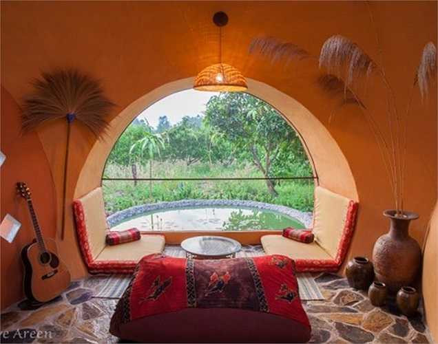 Phòng khách với cửa sổ lớn hướng ra hồ nhân tạo.