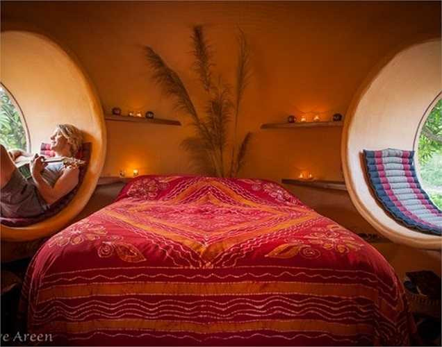 Và phòng ngủ với ghế ngồi chơi đàn độc đáo.