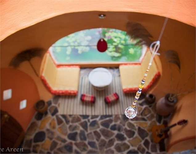 Nhà được lấy sáng tự nhiên từ một giếng trời ngay phía trên phòng khách.