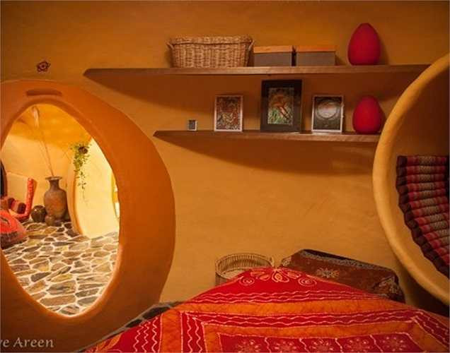 Các phòng của ngôi nhà được thông với nhau bởi những ô cửa bằng đất sét rất đặc biệt.