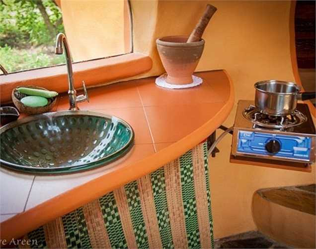 Vật dụng trong bếp cũng được tối giản, đôi lúc cho người dùng cảm giác chênh vênh như chỗ để chiếc bếp gas này.