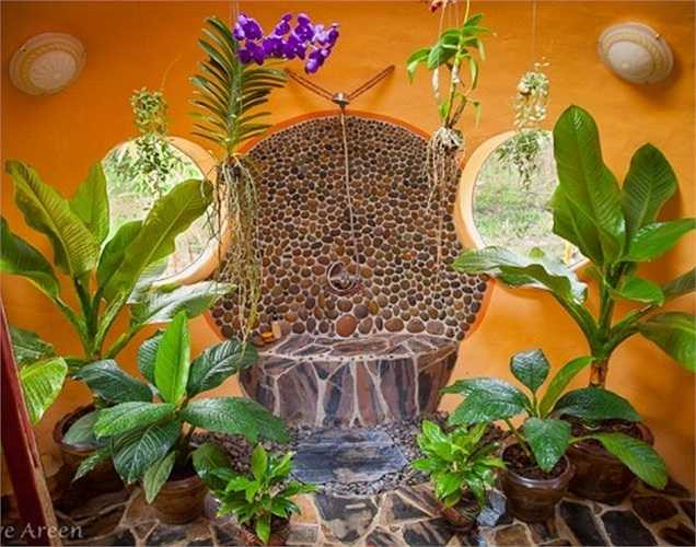 Kín đáo nhưng lại hòa hợp với thiên nhiên là cách để chủ nhân tận hưởng thời gian trong phòng tắm.