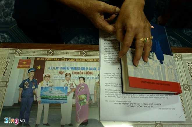 Năm 2006, ông Bảy Bê qua đời. Bà Nghĩa đau đớn suốt ba năm đoạn tang chồng không bước chân ra khỏi TP HCM, không gặp gỡ ai.