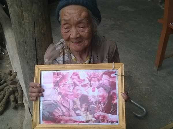 Cụ Đôi hiện là nhân chứng lịch sử duy nhất, được gặp Đại tướng Võ Nguyên Giáp nhiều nhất của xã Mường Phăng và tỉnh Điện Biên. (Ảnh: Hùng Võ/Vietnam+)