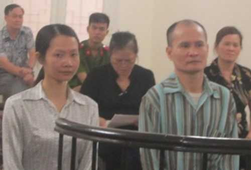 Bị cáo Nhâm và Tâm (bên phải) trước vành móng ngựa.