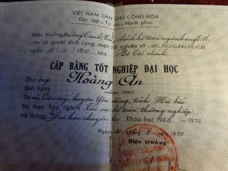 Bằng tốt nghiệp đại học năm 1970, cụ Ân vẫn lưu giữ cẩn thận.