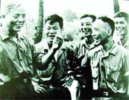 Tướng Đinh Đức Thiện trên tuyến đường Trường Sơn