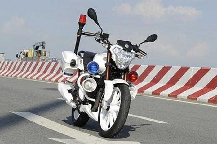 Ngoài ra, mẫu xe Benelli 200 cũng được CSGT nhiều tỉnh thành sử dụng rộng rãi. Chiếc xe mang phong cách hầm mố này sử dụng động cơ xăng 4 kỳ, dung tích xi-lanh 200 phân khối, làm mát bằng dung dịch, cùng với đó là bộ truyền động côn tay, 5 cấp số. Xe đạt tiêu chuẩn khí thải Euro 2.