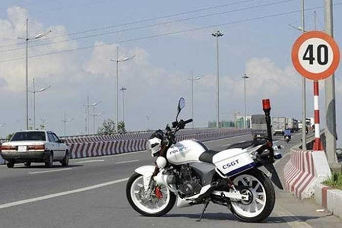 Benelli 200 có mức giá vào khoảng 98 triệu đồng, được CSGT sử dụng khi đi làm nhiệm vụ hoặc dẫn đoàn.