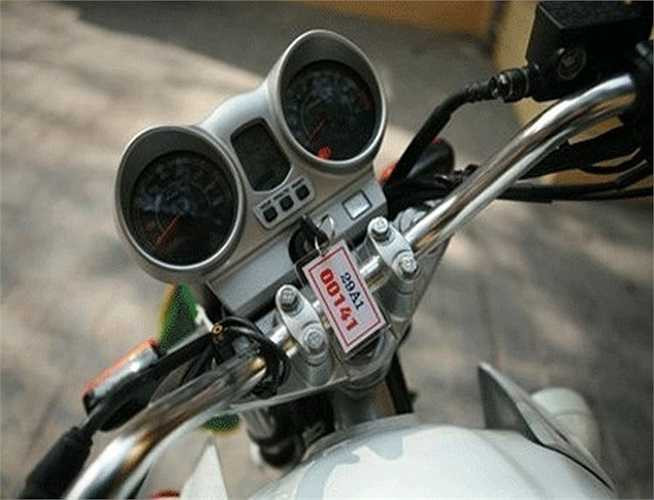 Honda CBX 250 Twister là một mẫu xe rất 'ngầu', đặc biệt phù hợp với các đội dẫn đoàn. Xe làm nhiệm vụ được sơn màu trắng, lắp thêm đèn, còi ưu tiên và 2 thùng đựng đồ 2 bên sườn xe. 