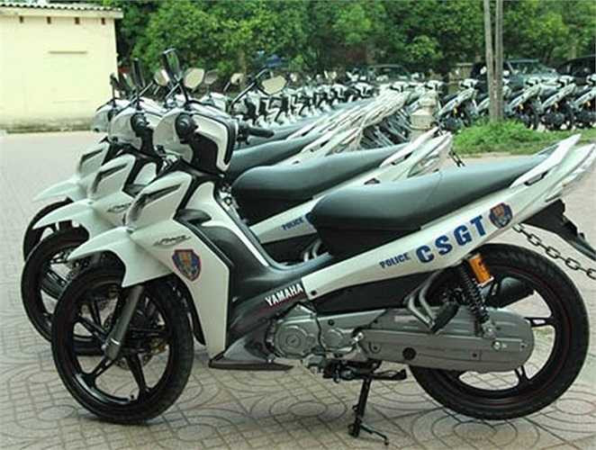 Những chiếc Jupiter RC của CSGT màu sơn trắng đặc trưng, trên thân xe là logo và dòng chữ CSGT rất dễ nhận biết. Chiếc Jupiter RC đặc biệt này vẫn được trang bị động cơ 4 thì, 2 van SOHC, làm mát bằng không khí, dung tích 113,7cc, cho công suất 6 kW tại 7.500 vòng/phút và mô-men xoắn cực đại 8,3 Nm tại 4.500 vòng/phút. 