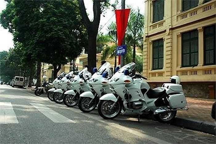 Siêu môtô BMW R1150RT-P dẫn đoàn của Phòng Cảnh sát Giao thông đường bộ-đường sắt Công an TPHCM. 