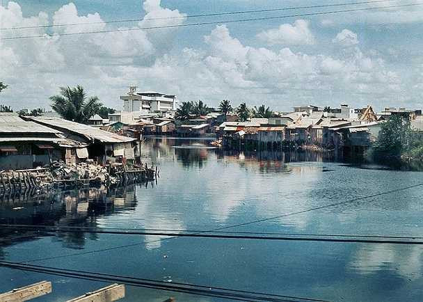 Kênh Nhiêu Lộc – trên cầu Công Lý nhìn về phía cầu Trương Minh Giảng, toà nhà cao là ĐH Vạn Hạnh.