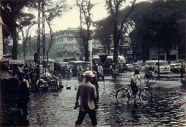 Sài Gòn ngập nước, năm 1960 (góc Lê Lợi – Pasteur, nhìn về phía Chợ BT)