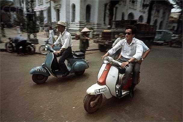 Phương tiện đi lại thịnh hành là xe vespa