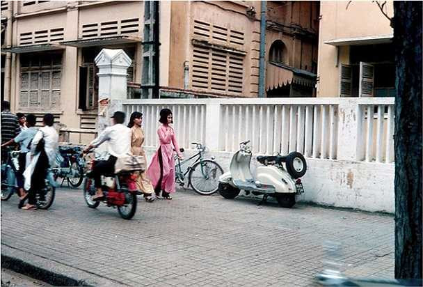 Trên đường Tự Do, gần góc đường Gia Long. Nhà tường vàng là bộ kinh tế VNCH.