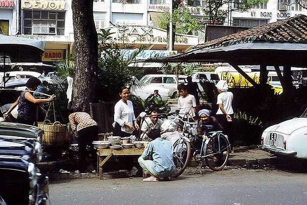 Bán cơm trưa cạnh dãy kiosque trên Đại Lộ Nguyễn Huệ 1966.