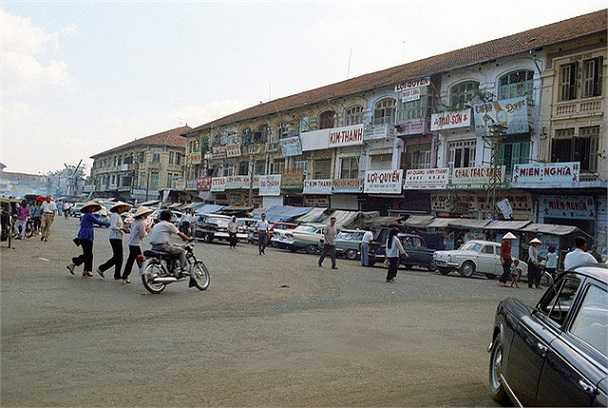 Đường Phan Châu Trinh, phía bên trái chợ Bến Thành.