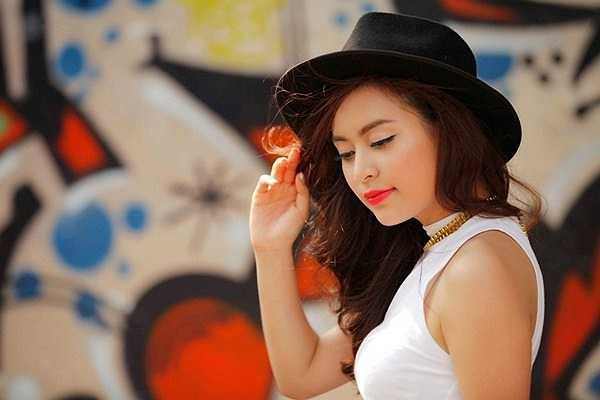 Hoàng Thùy Linh sexy vừa đủ với váy áo biết tiết chế những khoảng hở và trong suốt.