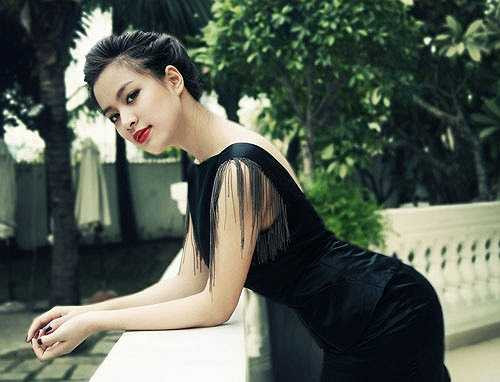 Những bộ trang phục đơn giản, trang điểm nhẹ nhàng, sexy vừa đủ khiến Hoàng Thùy Linh tỏa sáng rực rỡ.