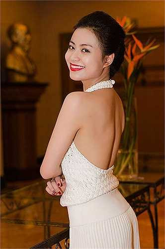 Ngắm những trang phục tiết chế vừa đủ những khoảng hở giúp Hoàng Thùy Linh xinh đẹp và quyến rũ.