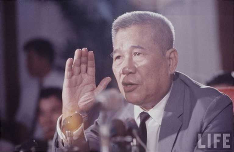 Trần Văn Hương (1902-1982) là cựu Thủ tướng (1964–1965; 1968–1969), phó tổng thống (1971-1975), rồi Tổng thống trong thời gian 7 ngày (21-28/4/1975) của chế độ Sài Gòn. Sau 1975, ông chọn ở lại quê hương, tiếp tục sống ở căn nhà của mình ở Sài Gòn. Những năm tháng cuối đời, ông sống chung với em gái, em rể, và người con trai lớn là Lưu Vĩnh Châu – từng là một đại úy Quân đội Nhân dân Việt Nam, đã tham gia trận Điện Biên Phủ. Ông mất ngày 27/1/1982, hưởng thọ 80 tuổi. 
