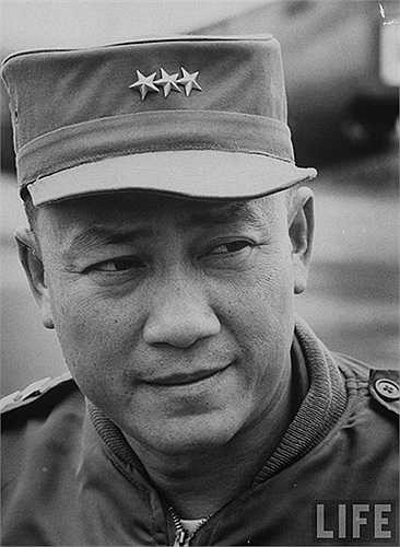 Trần Văn Đôn (1917-) là tướng lĩnh cao cấp của Quân lực Sài Gòn và là Phó Thủ tướng, Bộ trưởng Quốc phòng trong nội các cuối cùng của Tổng thống Nguyễn Văn Thiệu. Vào ngày 29/4/1975, ông là một trong những người di tản trên chuyến trực thăng nổi tiếng của Mỹ xuất phát từ tầng thượng tòa nhà 22 phố Gia Long (nay là phố Lý Tự Trọng) ở Sài Gòn. Sau đó, ông sang Pháp định cư và sinh sống ở đó cho tới nay. 