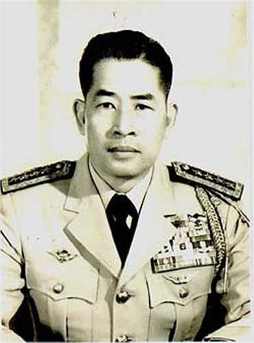 Cao Văn Viên (1921-2008) là 1 trong 5 người được phong hàm đại tướng quân lực chế độ Sài Gòn. Ông là vị tướng giữ chức vụ Tổng Tham mưu trưởng trong thời gian lâu nhất (1965-1975) và cũng là người cuối cùng giữ cương vị này của chế độ Sài Gòn. Năm 1975, trước các thất bại quân sự, ông từ nhiệm ngày 27/4 và lên máy bay di tản sang Mỹ. Sau 1975, ông sống lặng lẽ tại Arlington, Virginia. Ông mất ngày 22/1/2008 tại viện dưỡng lão, thọ 87 tuổi. 