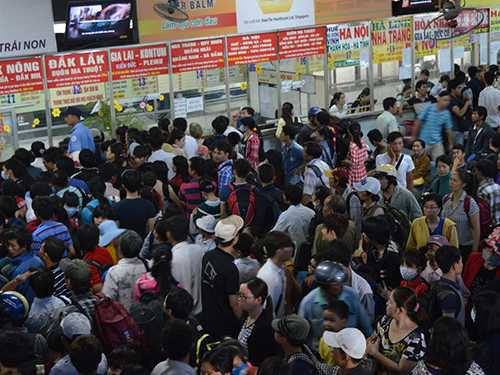  Hàng ngàn người đến mua vé tại bến xe miền đông sáng 30/4 Ảnh: Gia Minh