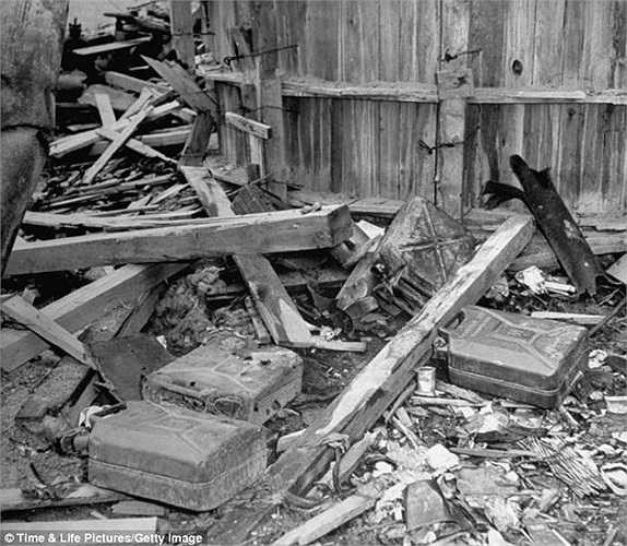 Xác của Hitler và vợ đã bị đội quân SS đốt cùng với đống đổ nát bên ngoài hầm ẩn náu.