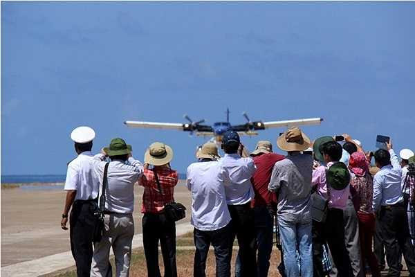 Ngày 25/4 vừa qua, chiếc thủy phi cơ VNT-777 đã bay ra thị trấn Trường Sa. Trong ảnh: Thủy phi cơ hạ cánh xuống sân bay Trường Sa.