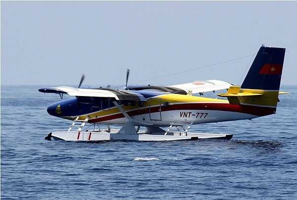 Thủy phi cơ DHC-6 Twin Otter Series 400 (còn gọi là Guardian 400) do Cty Viking Air (Canada) sản xuất, dài 15,77 mét, sải cánh 19,8 mét, cao 5,94 mét, trọng lượng rỗng 3.121 kg, trọng lượng cất cánh tối đa 5670 kg, chở được 19 người.