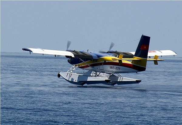 Ở lần huấn luyện này, thủy phi cơ thực hiện việc cất và hạ cánh xuống mặt biển.
